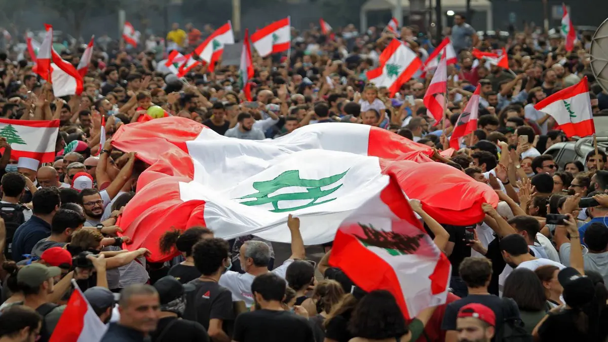 مناصرون لـ "حزب الله" يقتحمون ساحة رياض الصلح وسط بيروت (فيديو)