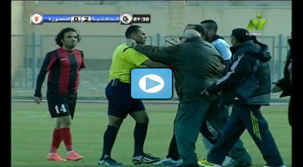 فيديو.. رئيس نادي المنصورة يضرب حكم مباراة الداخلية