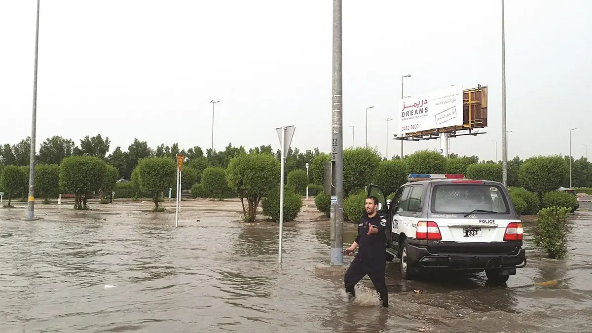 بالفيديو.. أمطار غزيرة تشهدها الكويت وتحذيرات من تقلبات الطقس