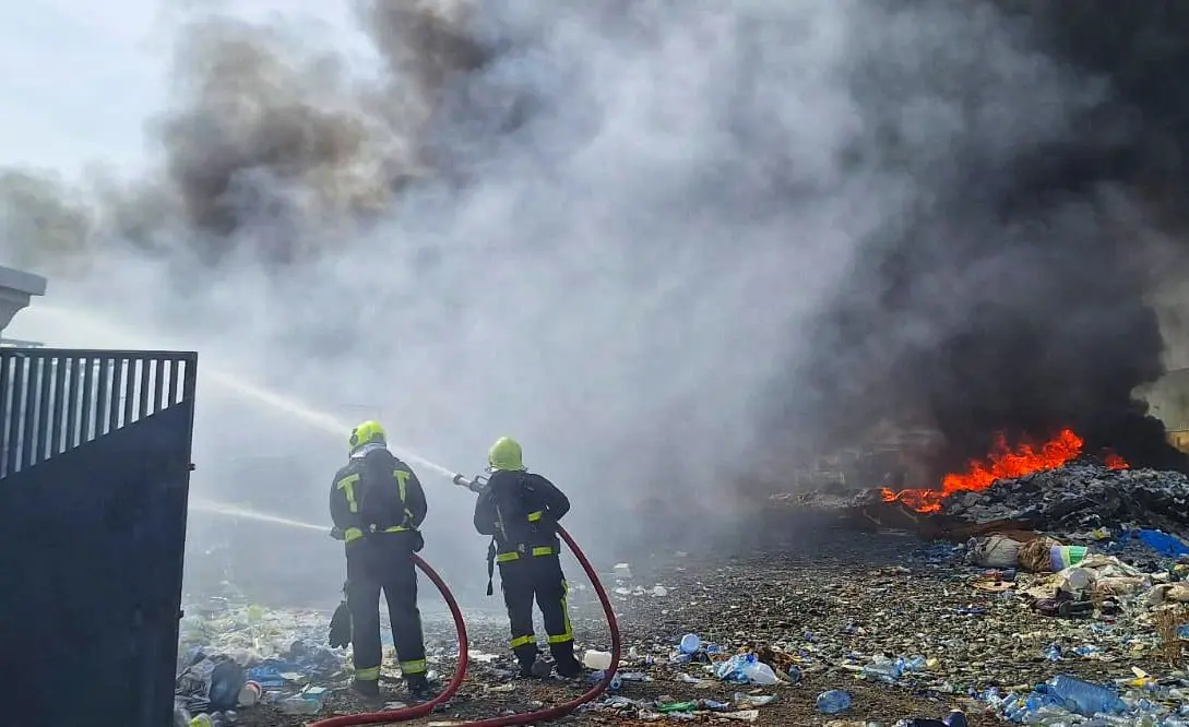 إطفاء حريق في مصنع بلاستيك