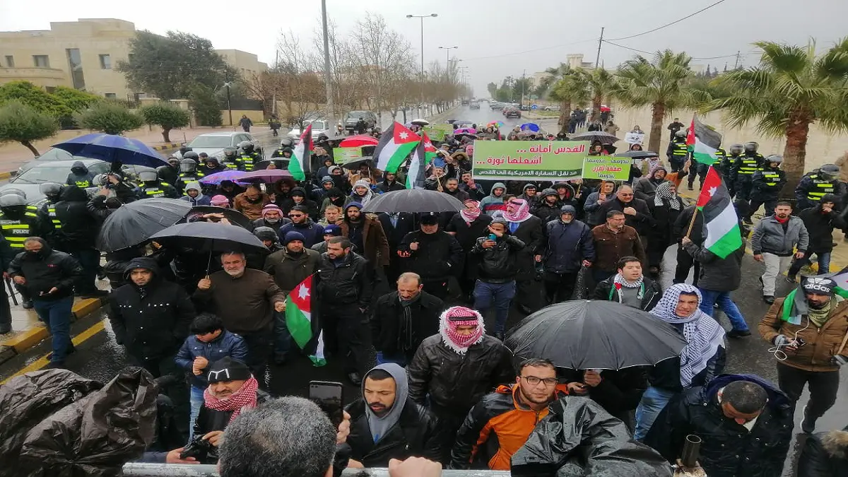 أردنيون يحتجون أمام السفارة الأمريكية في عمان تنديدا بـ"صفقة القرن" (صور)