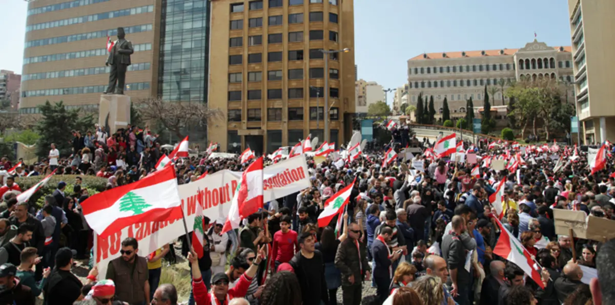 بالفيديو.. متظاهرون غاضبون يرشقون الحريري بزجاجات المياه وسط بيروت