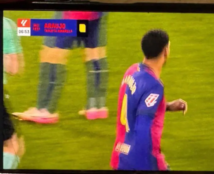 البطاقة الصفراء للاعب برشلونة رونالد أراوخو