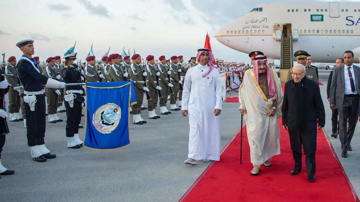 الملك سلمان يصل إلى تونس (صور وفيديو)