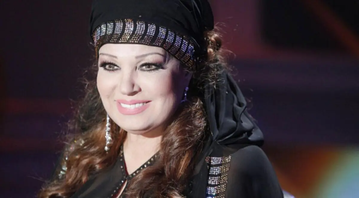 صورة.. فيفى عبده تنشر أفيش "5 أموااااه"