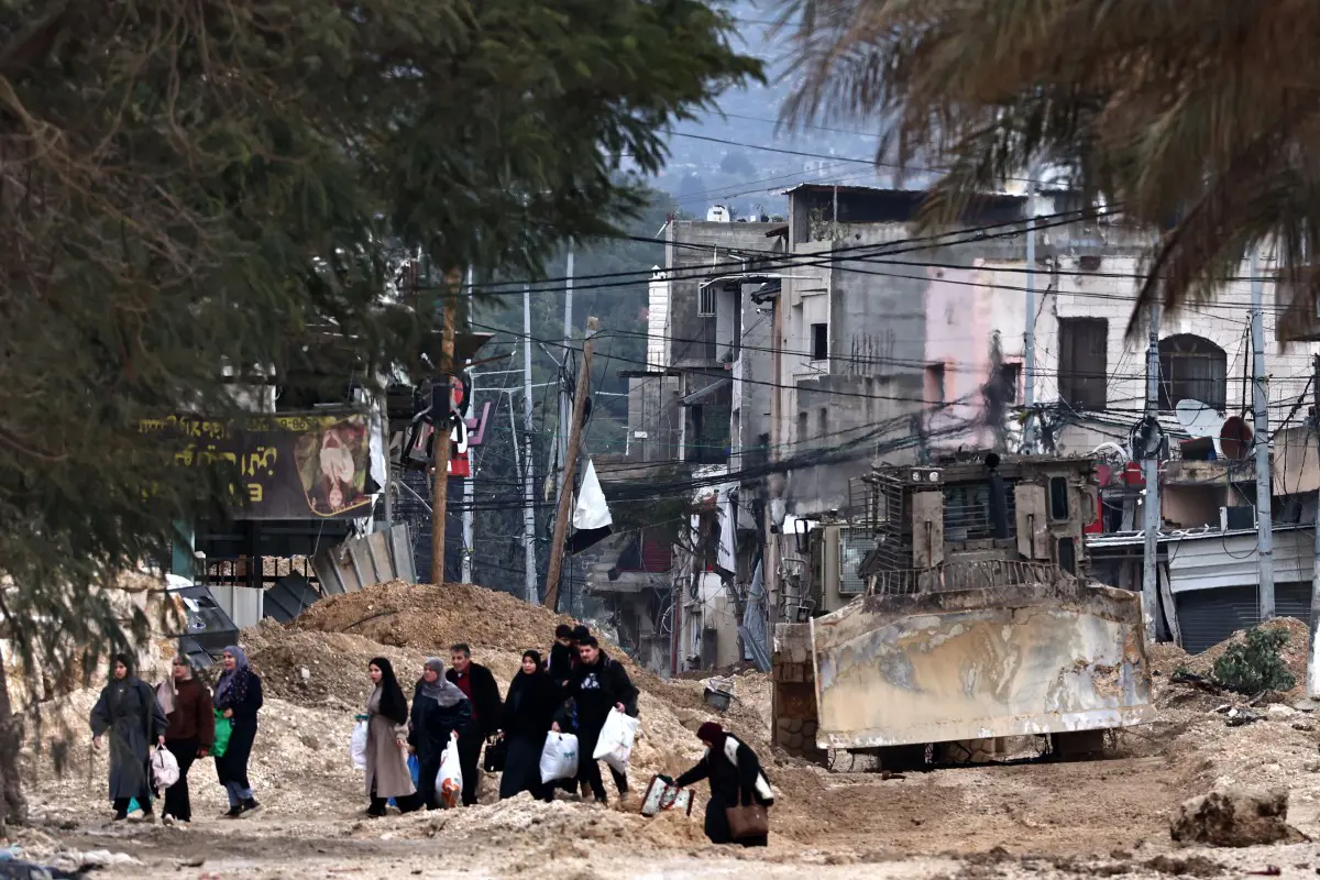  فلسطينيون يغادرون مخيم نور شمس