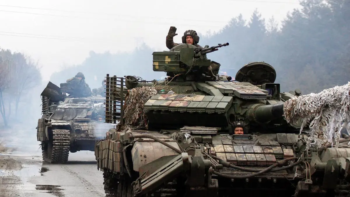 قائد دبابة روسية يكتسح 5 جنود بالخطأ.. وأوكرانيا تسخر (فيديو)