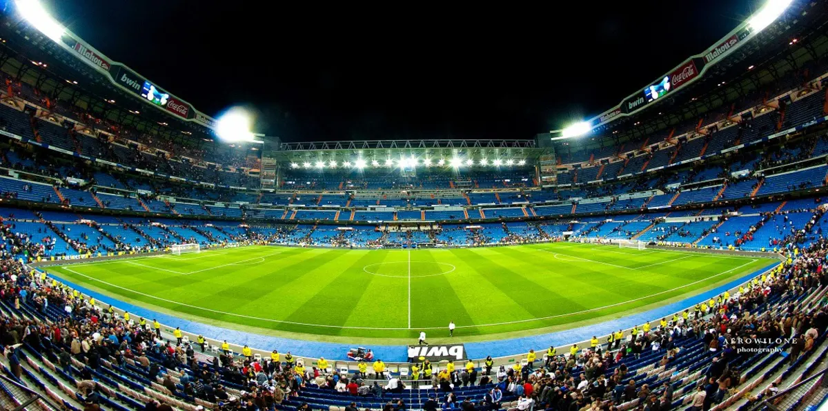 مباراة ريال مدريد وباريس سان جيرمان.. عاشقان فرنسيان يحتفلان بعيد الحب في البرنابيو (صورة)