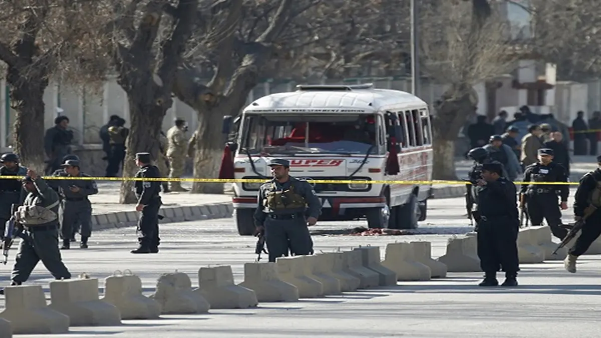مقتل 28 شخصًا في انفجار قنبلة لـ "طالبان" عند مرور حافلة غرب أفغانستان (فيديو)
