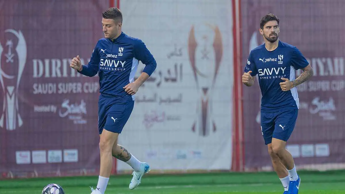 أمطار غزيرة على ملعب مباراة الهلال والأهلي في السوبر السعودي (فيديو)