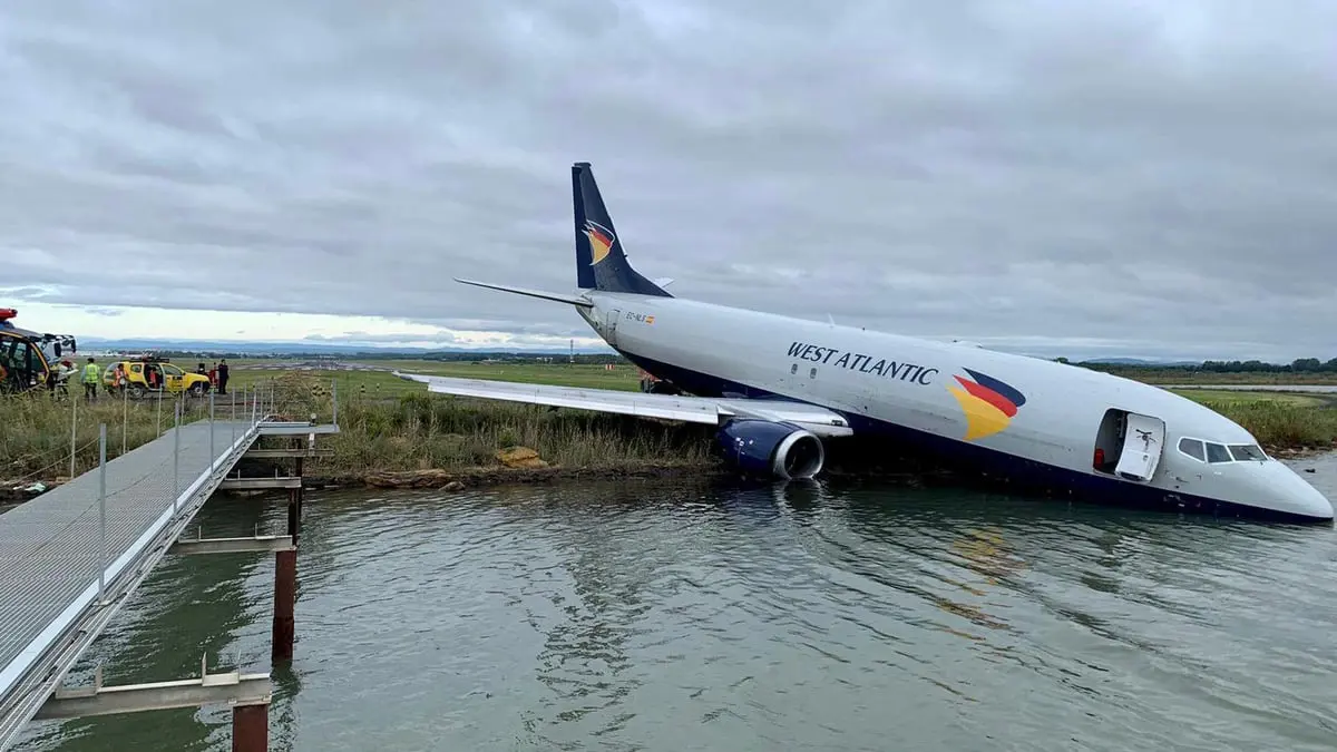طائرة تتجاوز المدرج وتغوص بالماء في مطار فرنسي (فيديو)