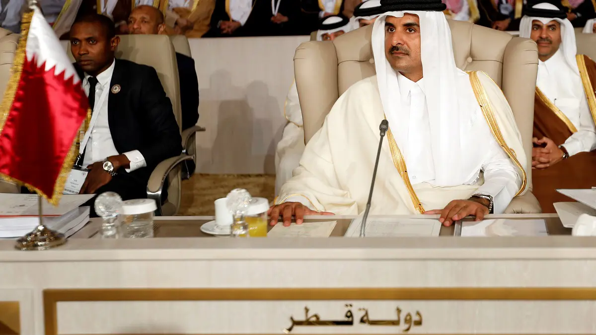 أمير قطر ينسحب من القمة العربية‎ (فيديو)