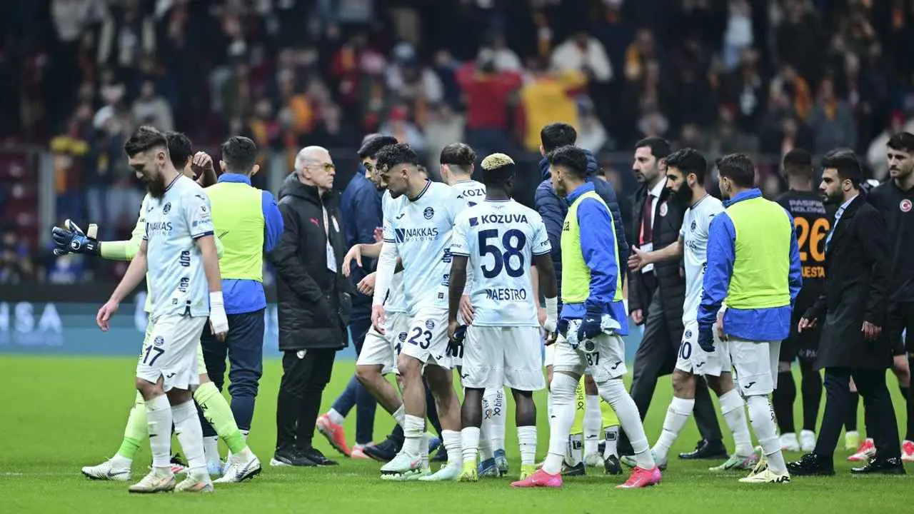استقالة رئيس نادي أضنة ديمر التركي بعد حادثة الانسحاب من مباراة غلطة سراي