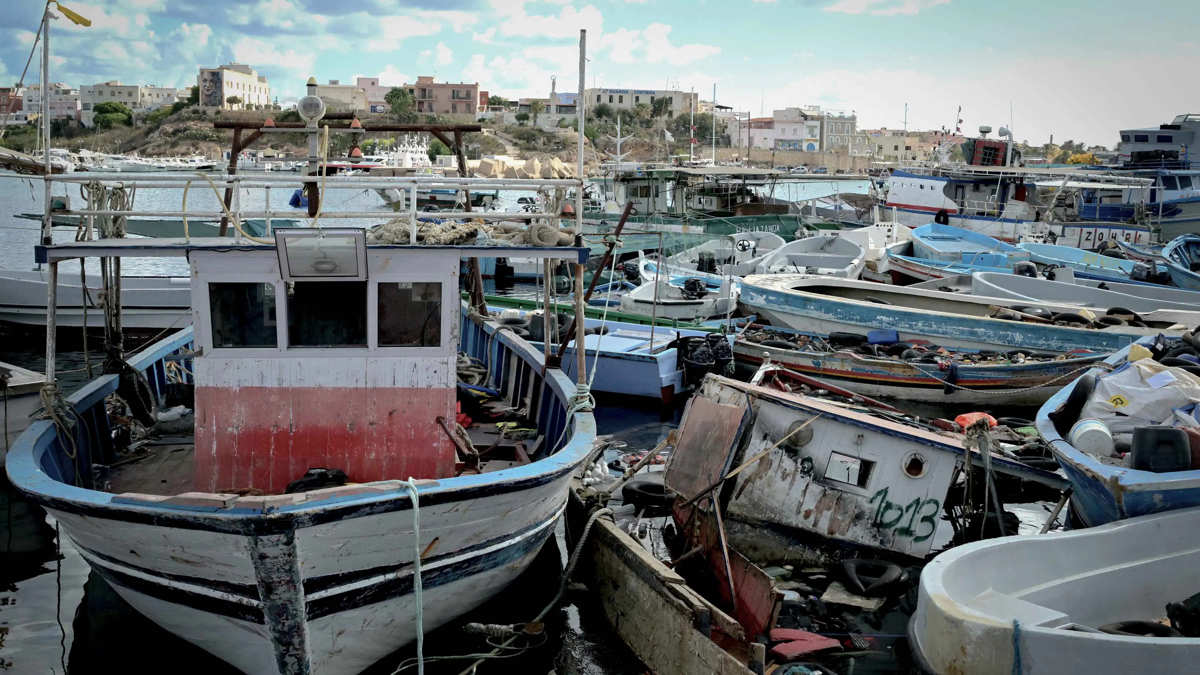 "طوارئ" في البحر المتوسط بعد غرق عشرات المهاجرين
