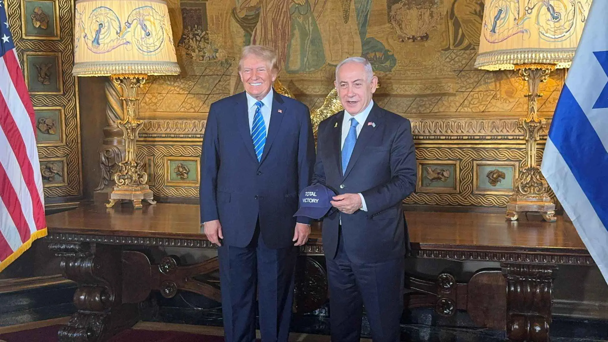 نتنياهو يهدي ترامب قبعة أثارت الجدل في إسرائيل