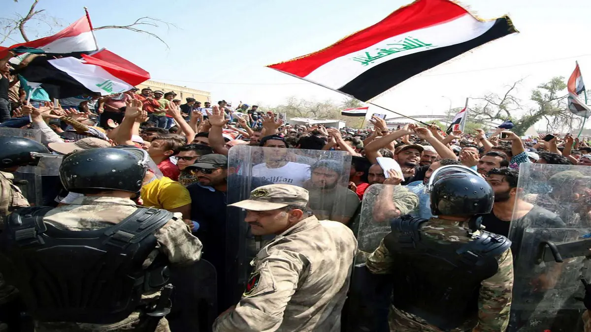 وسط عدم ترحيب مجلس العشائر.. رئيس وزراء العراق يصل إلى البصرة لاحتواء الاحتجاجات