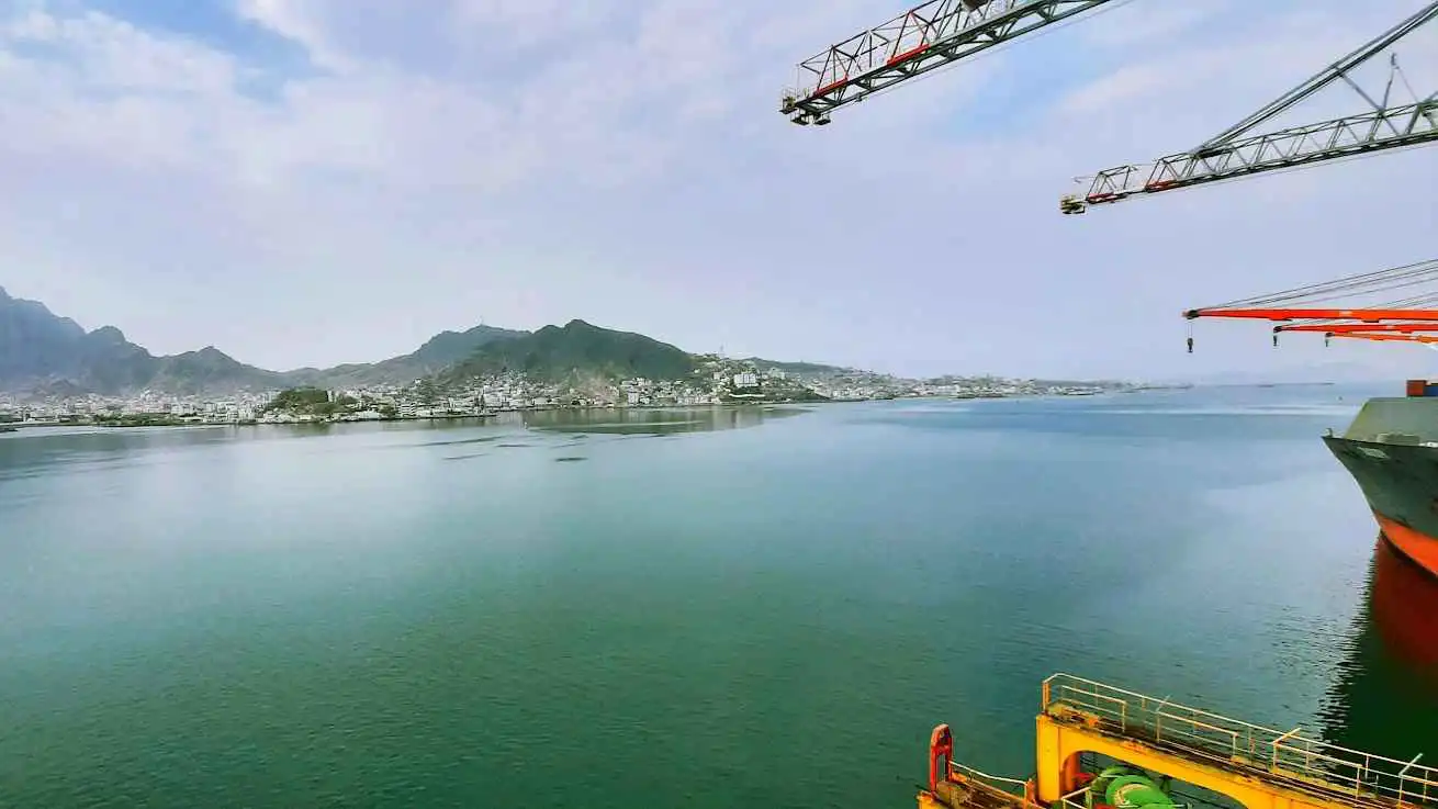 תימן: משלוח "עצום" של נשק חות'י נתפס בנמל עדן