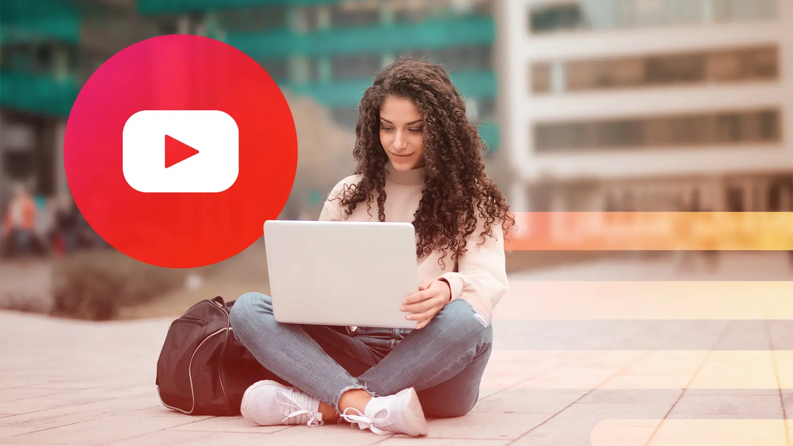 فتاة إلى جانب شعار يوتيوب