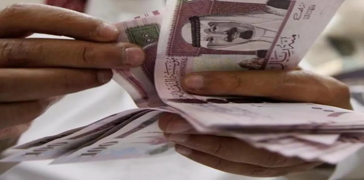 كاتب ينتقد صرف رواتب الموظفين السعوديين وفق الأبراج ويطالب بإعادة العمل وفق النظام القديم