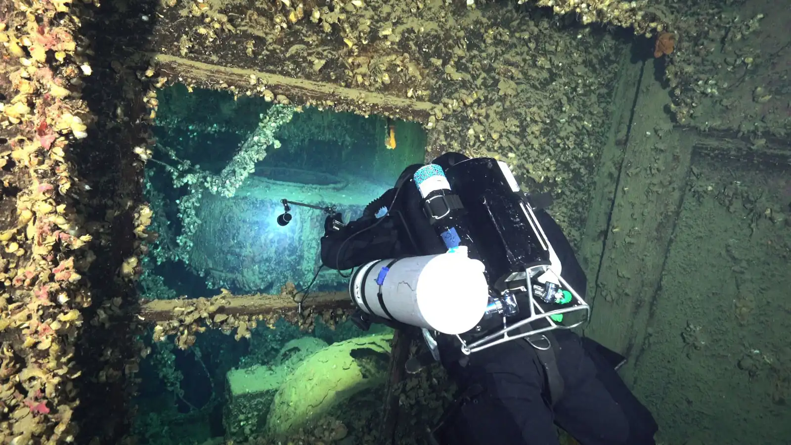 غواص يستكشف سفينة إتش إم إتش إس بريتانيك الغارقة