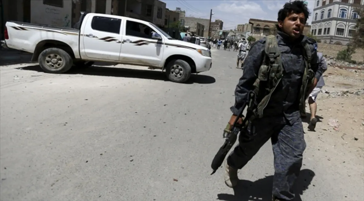 مسلحون يسيطرون على مقرات حكومية ويقتلون 27 جنديا في الحوطة