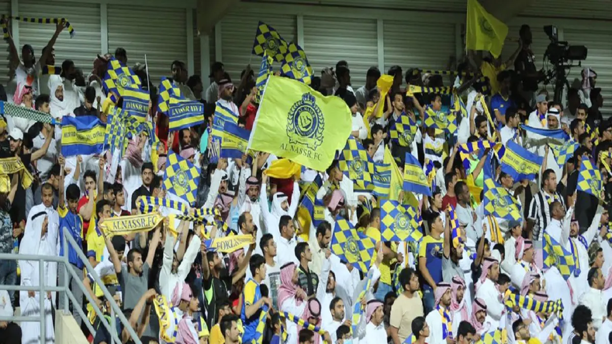 شاهد.. إفطار المشجعين أمام بوابة ملعب الدرة قبل مباراة النصر والباطن (فيديو)