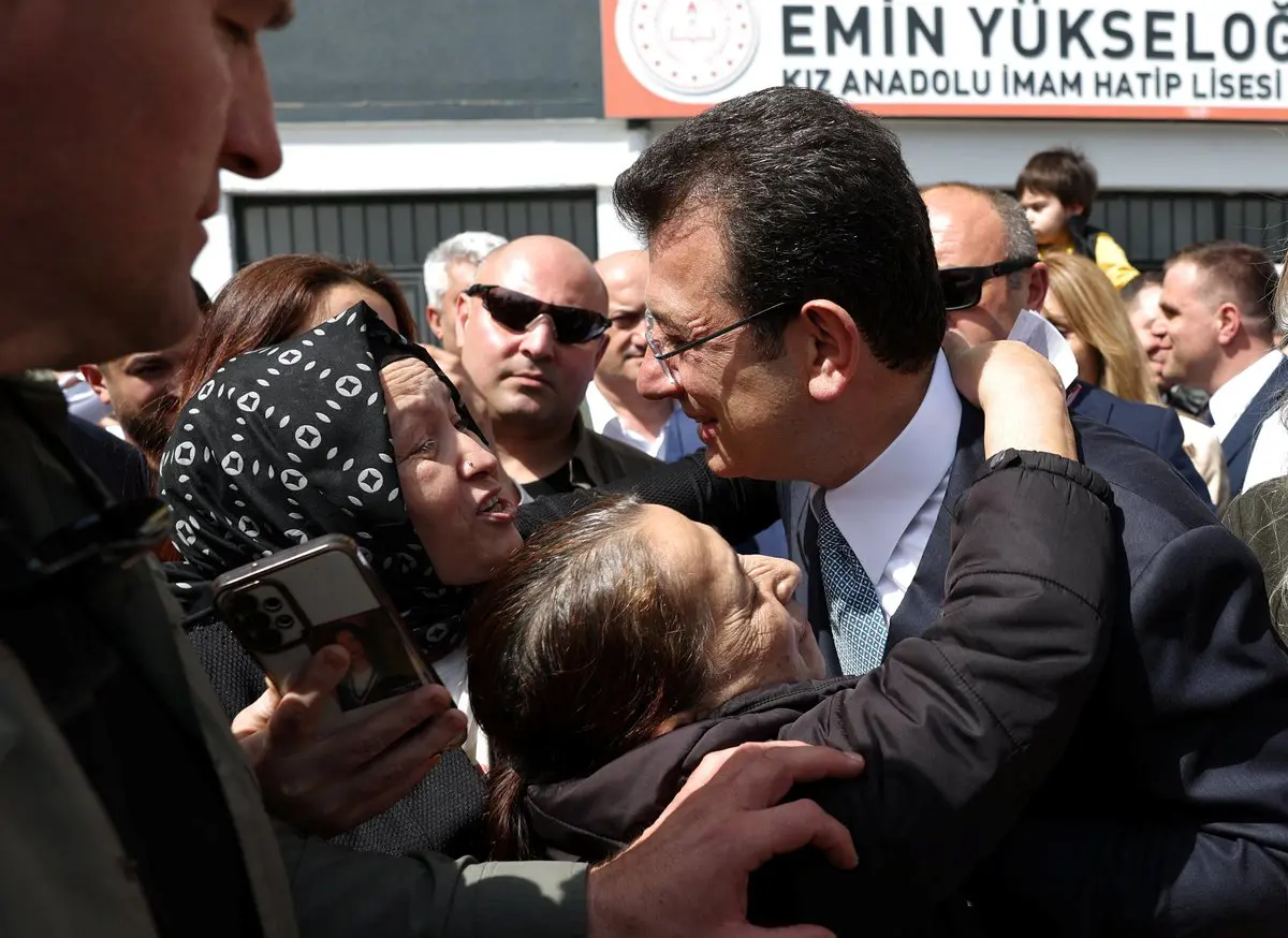 أكرم إمام أوغلو يعلن احتفاظه برئاسة بلدية إسطنبول

