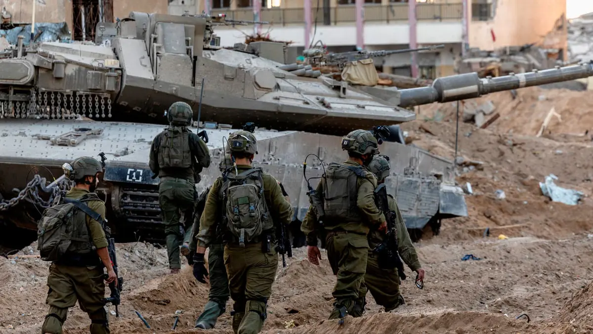 الدبابات الإسرائيلية تقترب من مجمع الشفاء في غزة