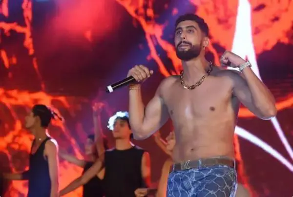 مغني الراب التونسي بعد نزع قميصه على المسرح