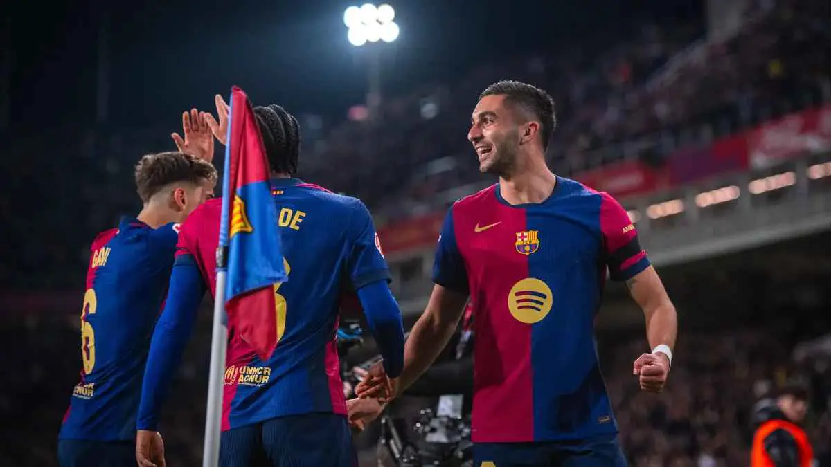 فيران توريس مع لاعبي برشلونة