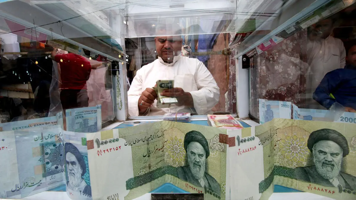 صحيفة: حكومة رئيسي تبث مزاعم كاذبة للسيطرة على سوق الصرف الأجنبي بإيران