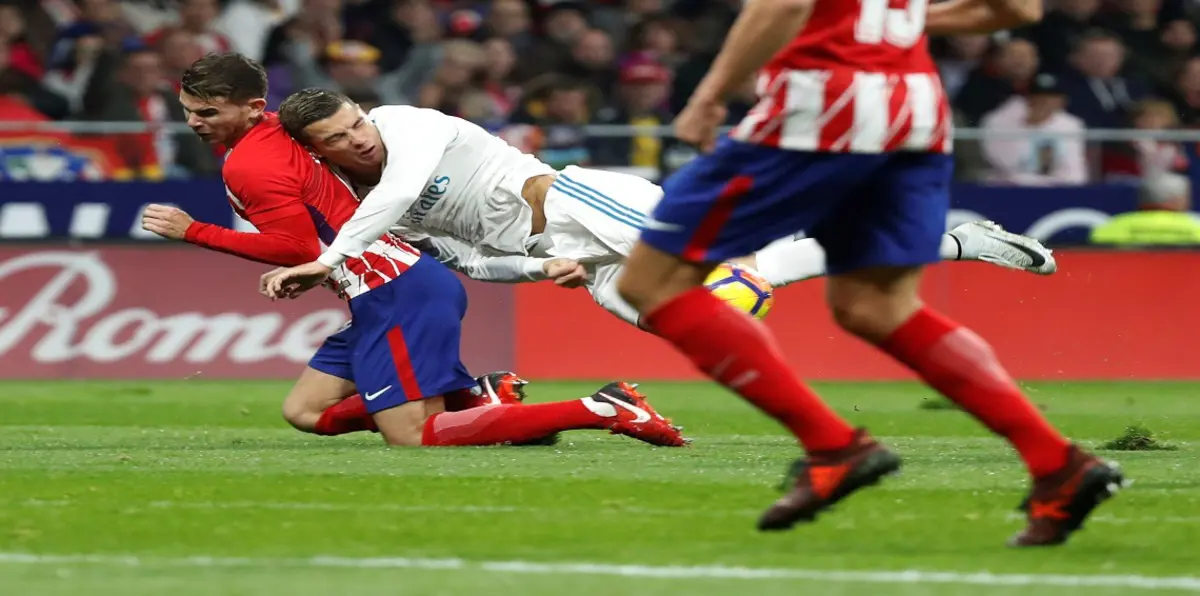 هل حرم التحكيم ريال مدريد من منافسة برشلونة على لقب الدوري الإسباني؟ (صور)