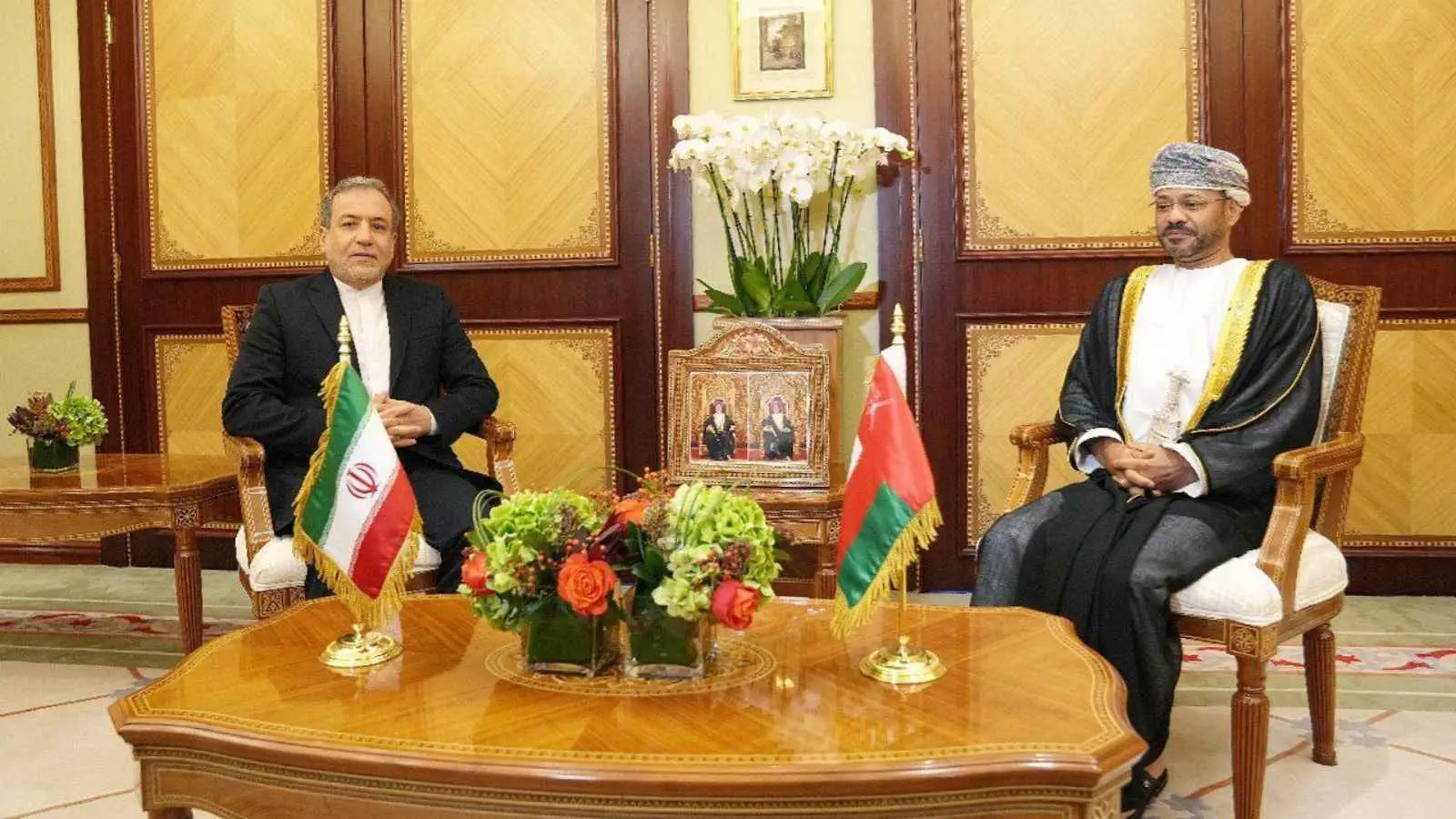 وزير الخارجية العماني مستقبلًا نظيره الإيراني