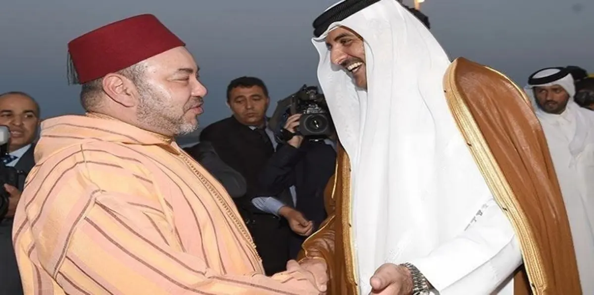 بالفيديو... شاهد ماذا فعل العاهل المغربي أمام أمير قطر