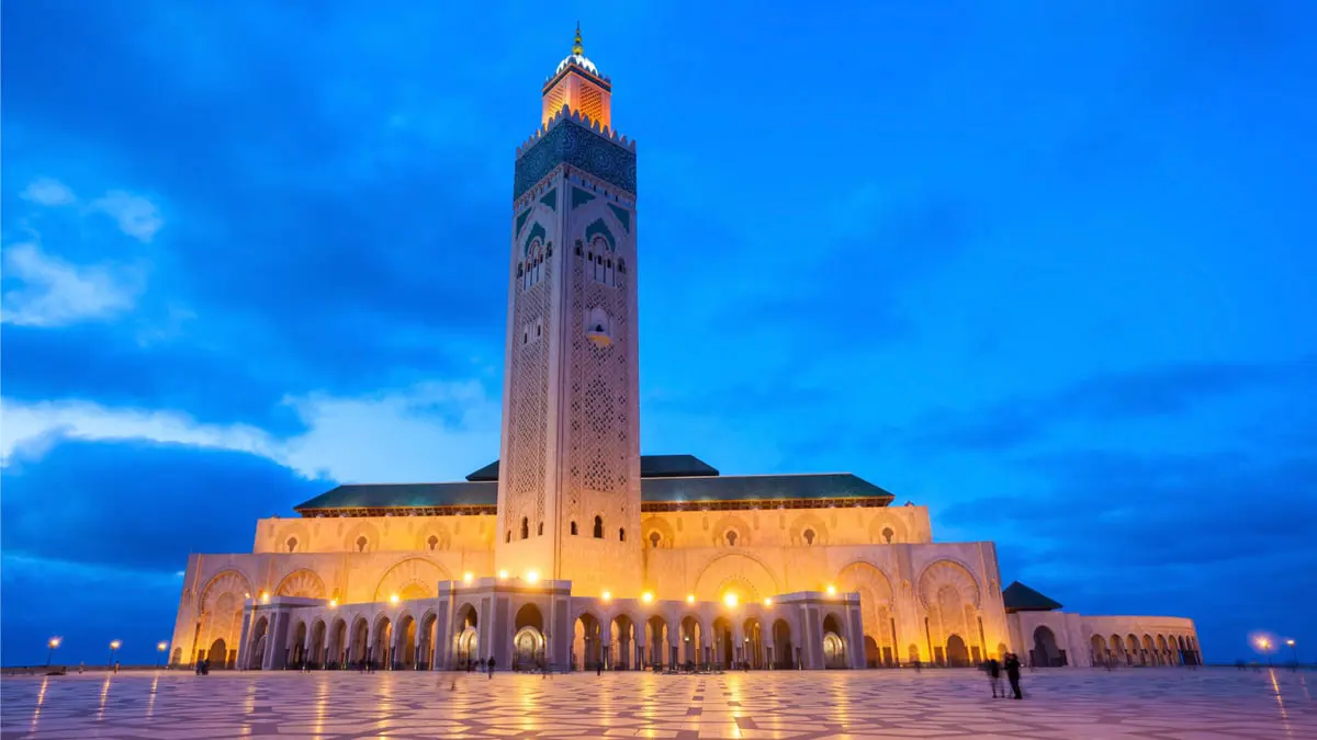 مسجد الحسن الثاني.. جوهرة معمارية مغربية فوق مياه المحيط الأطلسي (صور)
