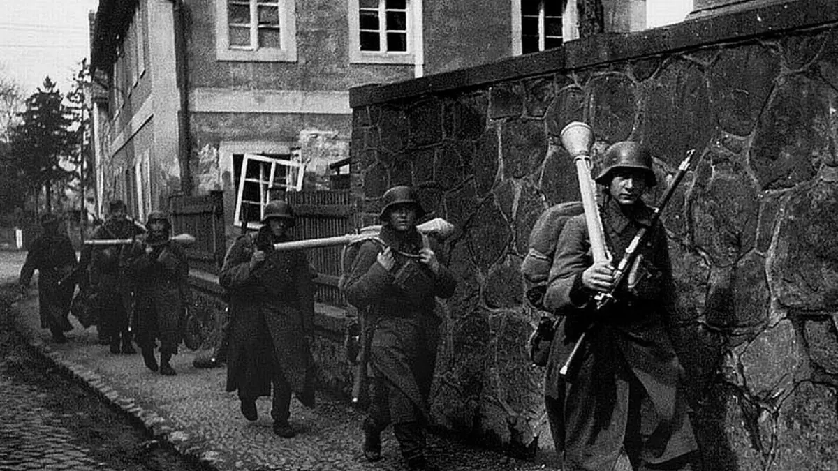 صور نادرة من نهايات الحرب العالمية الثانية تظهر انهيار جيش "هتلر "