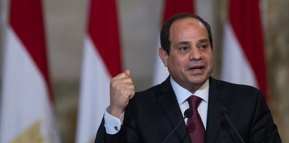 السيسي يتسلم أول هاتف محمول "صنع في مصر" من وزير الاتصالات (فيديو)