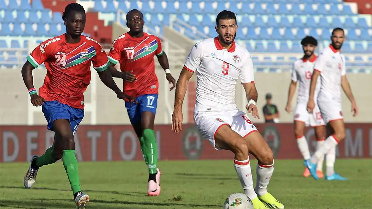 لاعب منتخب تونس يدعي الإصابة لمنح زملائه فرصة كسر صيامهم (صور)
