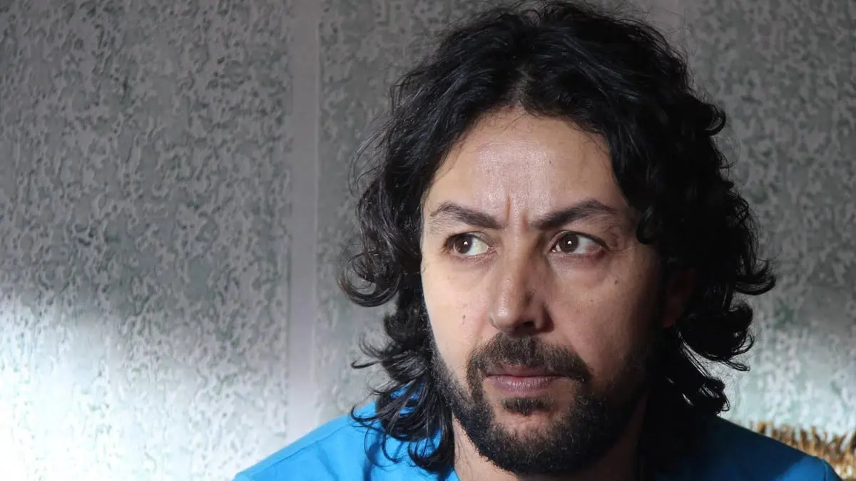 الممثل المغربي سعيد باي يرد على شائعة وفاته في حادث سير