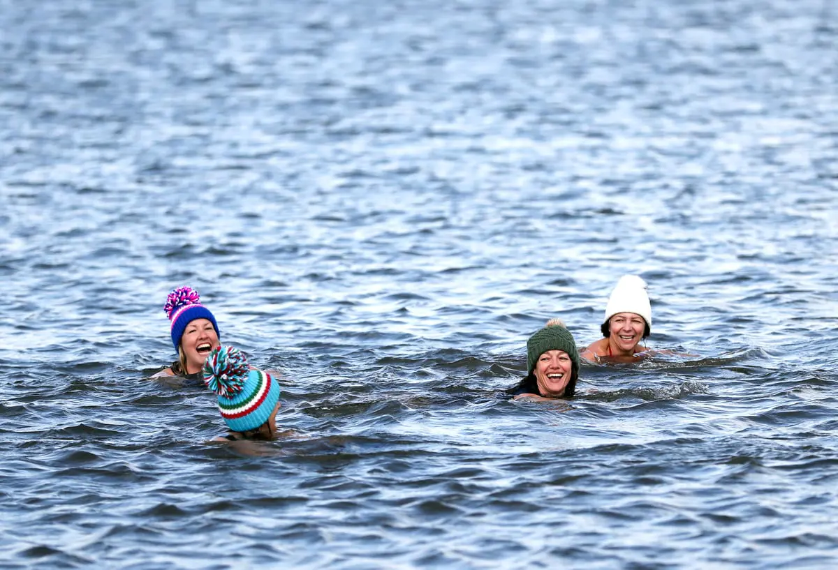 دراسة: السباحة في الماء البارد تخفف من أعراض انقطاع الطمث