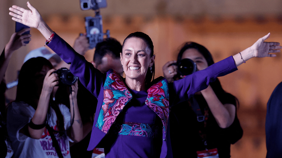من هي "كلاوديا شينباوم" بطلة الحدث التاريخي في المكسيك؟