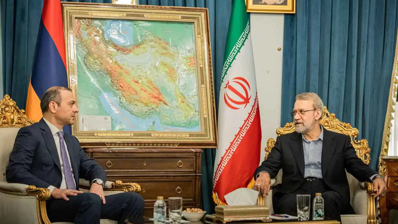 لاريجاني: إيران ترفض أي تغيير جيوسياسي وتتمسك بعلاقاتها مع أرمينيا