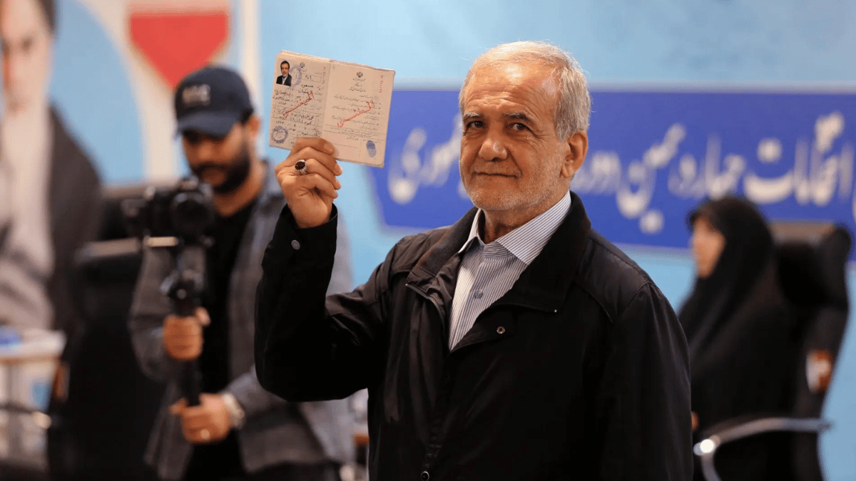 قيادي إيراني: 70% من أنصار قاليباف سيصوتون لبزشكيان