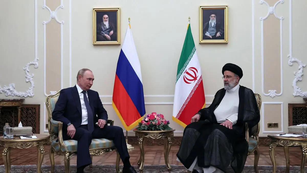 بوتين ورئيسي يشهدان توقيع اتفاق إنشاء خط سكك حديدية في إيران
