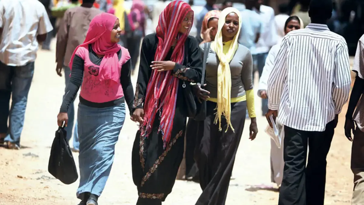 فتاة "الاستوب" تشعل السودانيين بزواجها