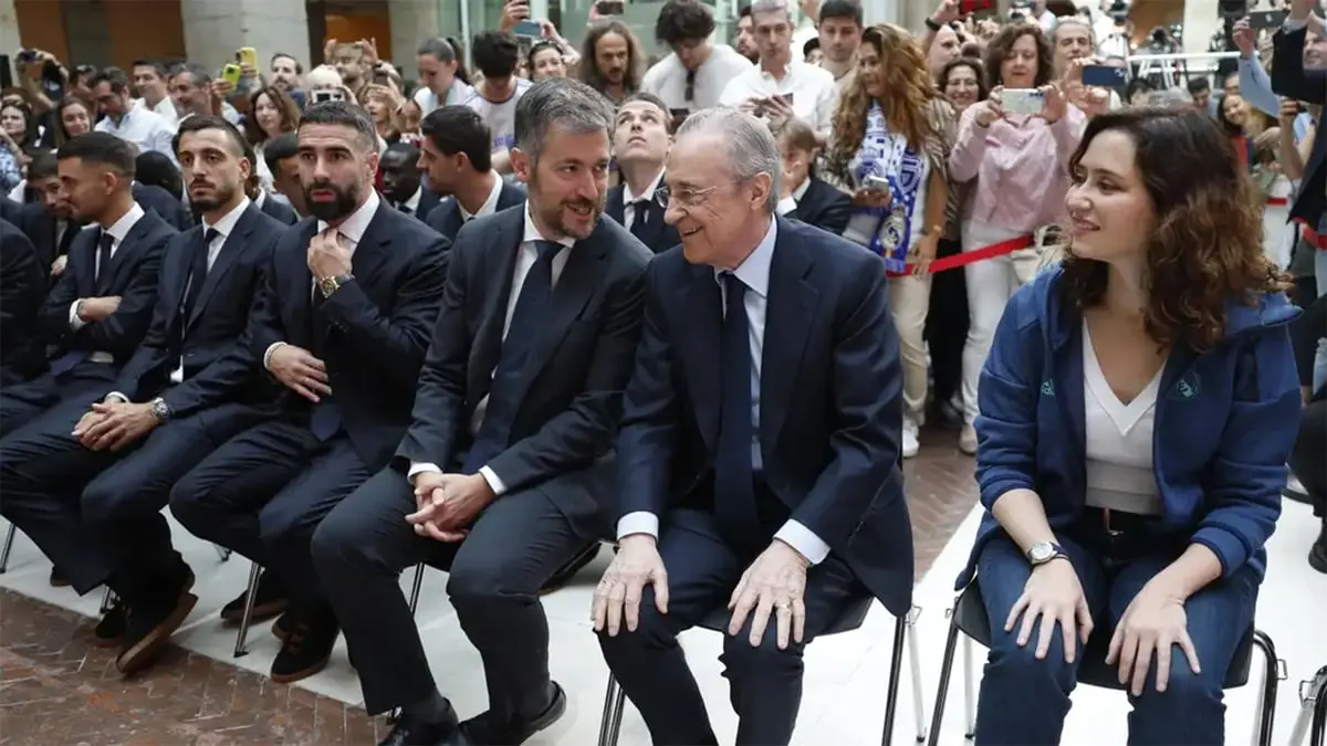 رئيس ريال مدريد يجبر خوسيلو على مصافحة امرأة.. من هي؟ (فيديو)