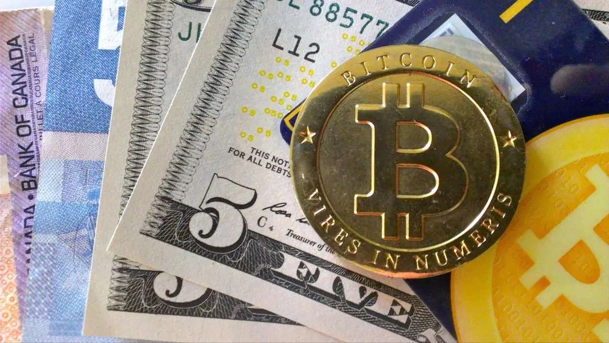 بالفيديو.. ما هي عملة "البيتكوين" التي تهدد عرش الدولار الأمريكي؟