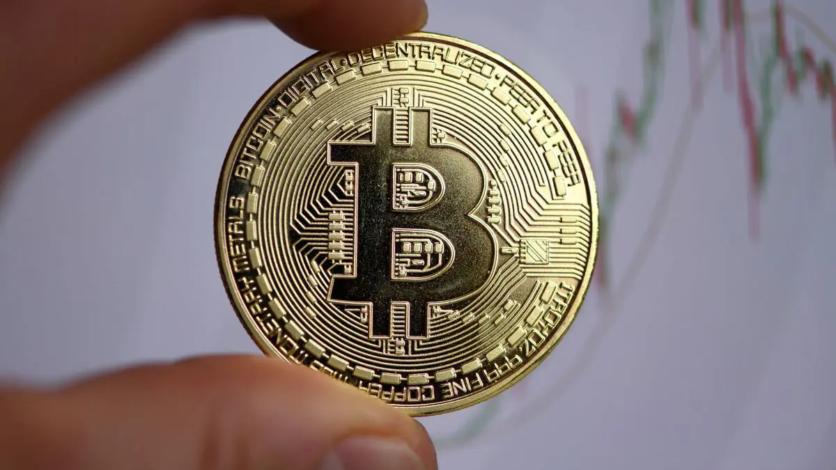 بتكوين تنزل 6% مع تأثر الأسواق بسلالة كورونا الجديدة