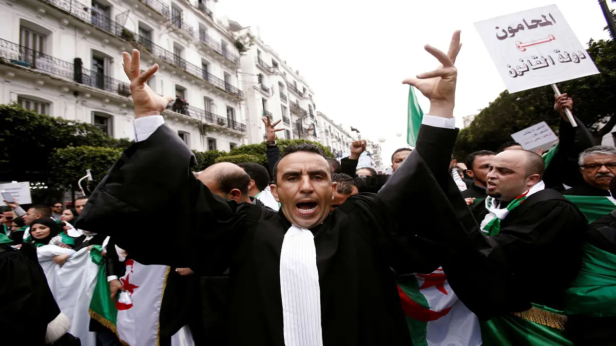 محامو الجزائر يطالبون الحكومة بسحب قانون المحروقات