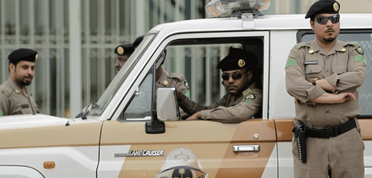 الشرطة السعودية تداهم سهرة "ماجنة" وتعتقل 11 شابًا وفتاة